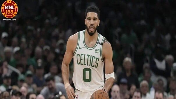 Ang larawang ito ay pinapakita ang professional basketball player na si Jayson Tatum
